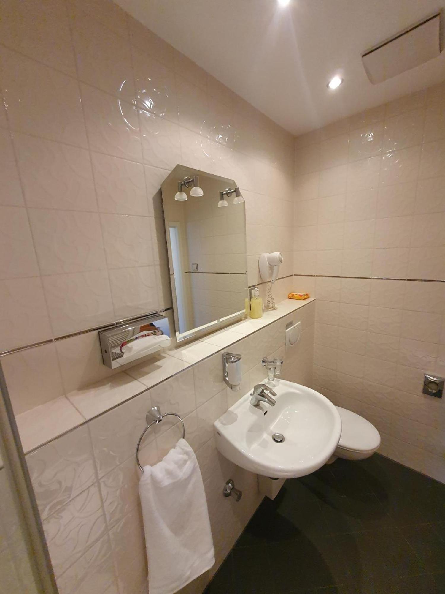 Die Villa, Zimmer 17, Dz Леверкузен Екстериор снимка